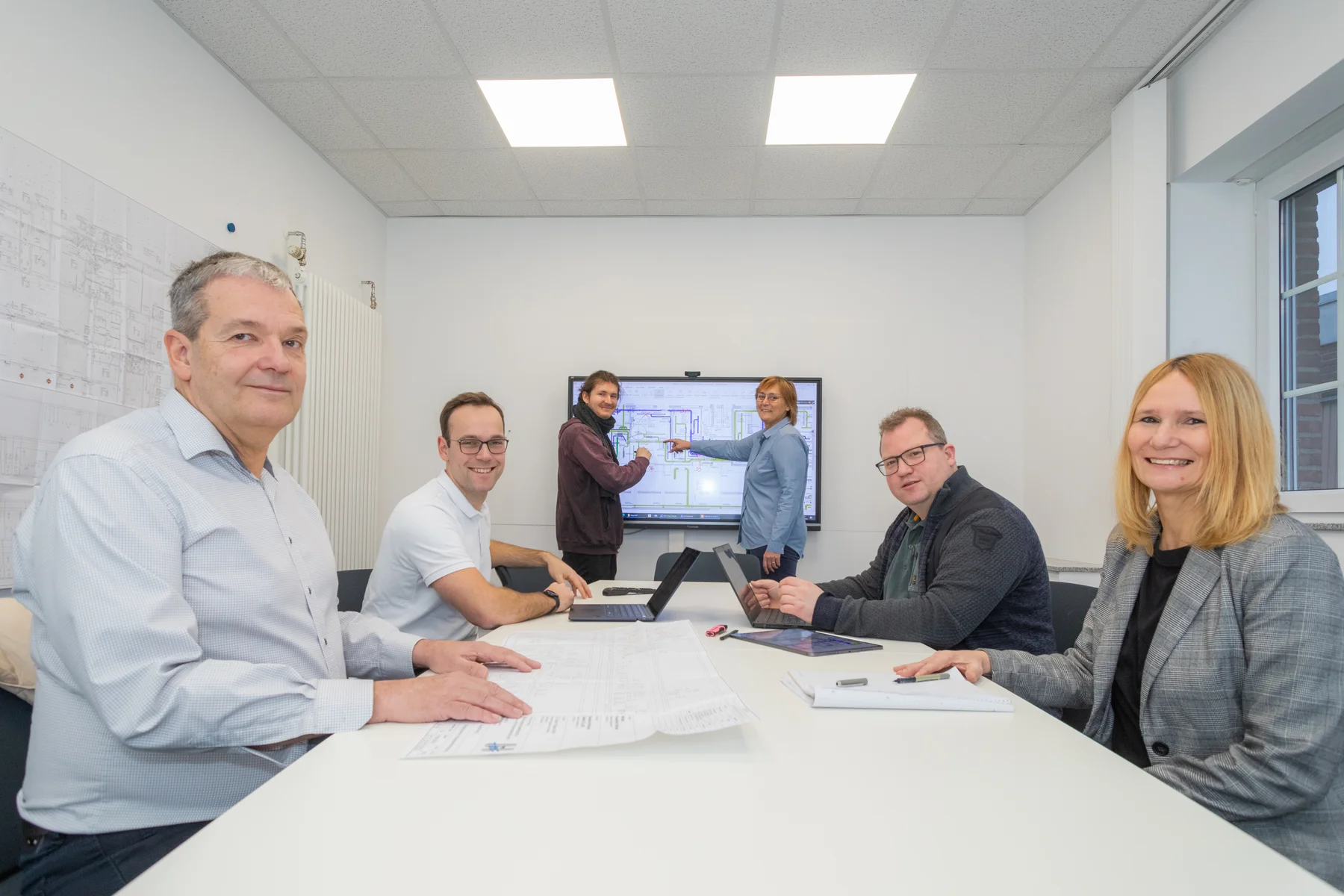 Das HTec-Team bei der gemeinsamen Planung im Besprechungsraum